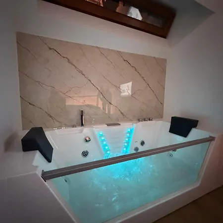 Epicentar Luxury Jacuzzi & Sauna In Bascarsija - Private Experience Lägenhet